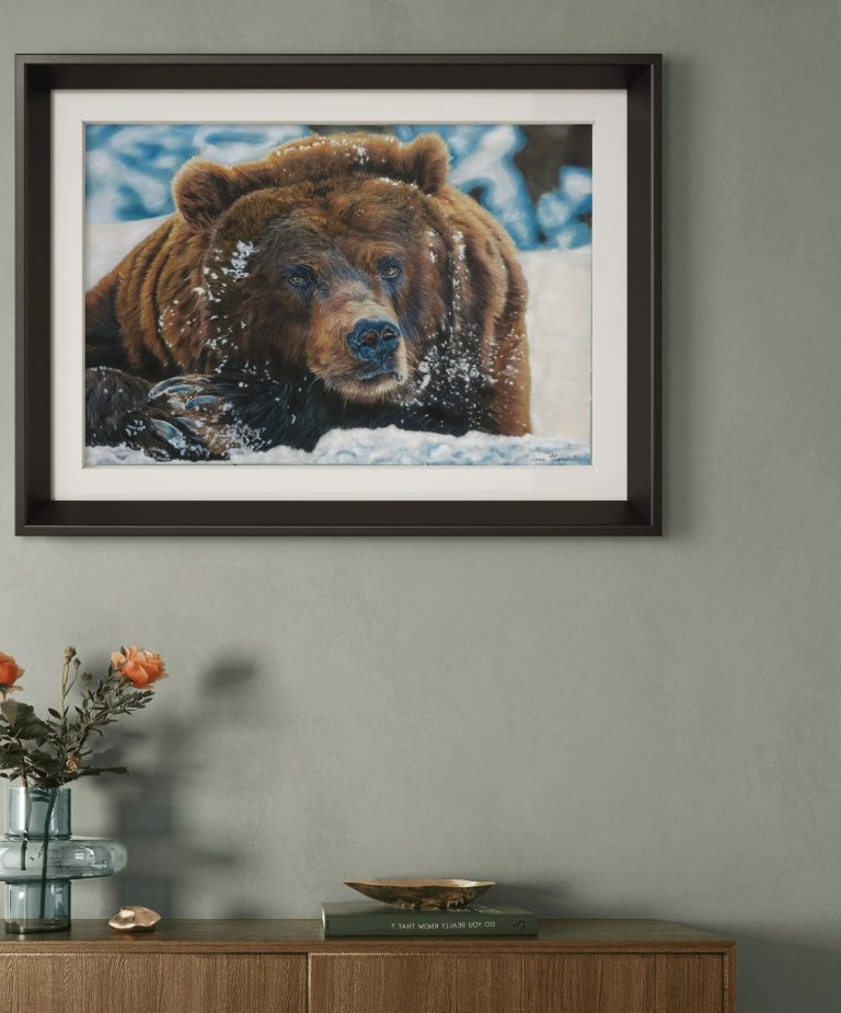 Tableau " L'Ours" accroché dans un intérieur moderne Mise en situation du tableau "L'ours", au pastel, accroché dans un intérieur moderne – peinture d’Anne Marguet.