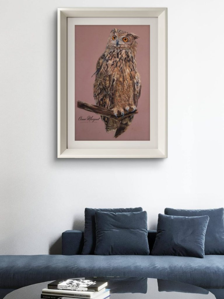 "Plume de Nuit"- accroché dans un salon moderne, démontrant l’impact visuel de l’œuvre dans un espace de décoration contemporaine Mise en situation du tableau "Plume de Nuit" - décor moderne - Anne Marguet