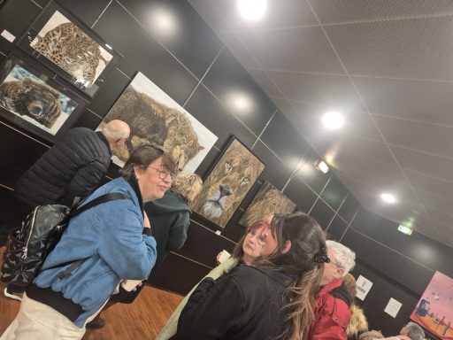 Vernissage de l’exposition Rêves d’Artiste 2025 à Perpignan avec Anne Marguet et visiteurs admirant ses toiles