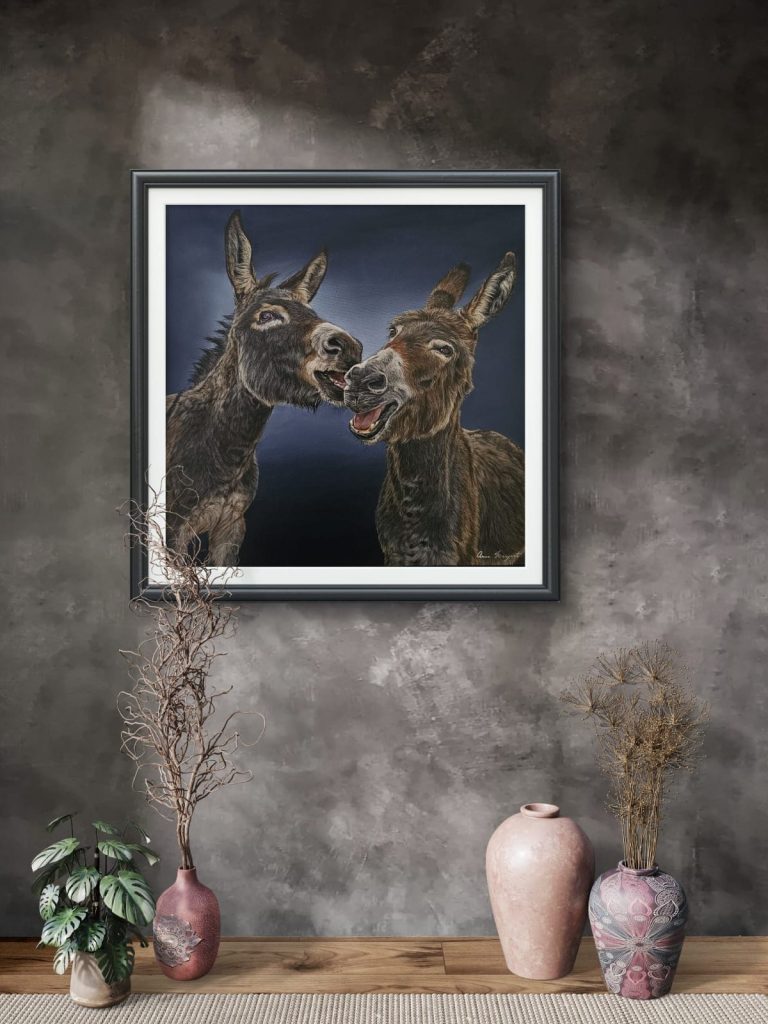 Les têtus en Scène accroché dans un intérieur moderne Mise en situation du tableau LEs Têtus en Scène, accroché dans un intérieur moderne – peinture d’Anne Marguet.