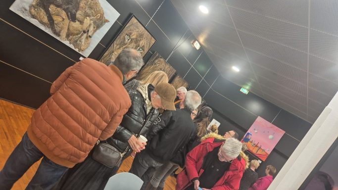 Public observant les œuvres d’Anne Marguet au Palais des Congrès pendant l’exposition Rêves d’Artiste 2025