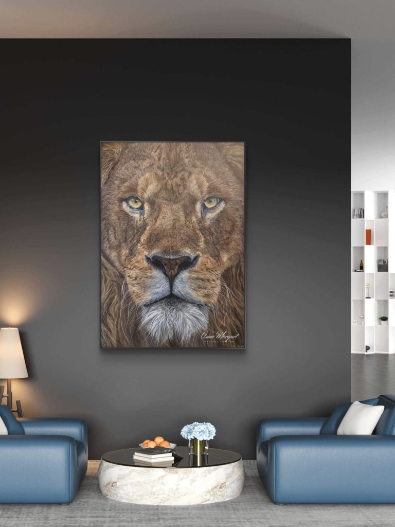 Fascination- le Lion- accroché dans un intérieur moderne Mise en situation du tableau Fascination - le lion - accroché dans un intérieur moderne – peinture d’Anne Marguet.