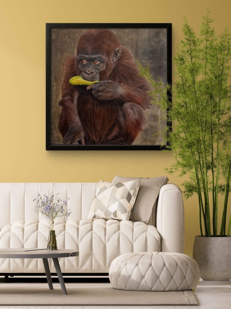 Mise en situation du tableau Cliché mais Patouch - le gorille, accroché dans un intérieur moderne – peinture d’Anne Marguet.