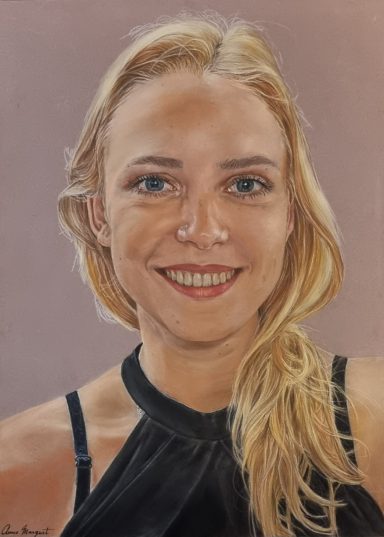 Femme blonde au regard bleu intense, portrait au pastel

