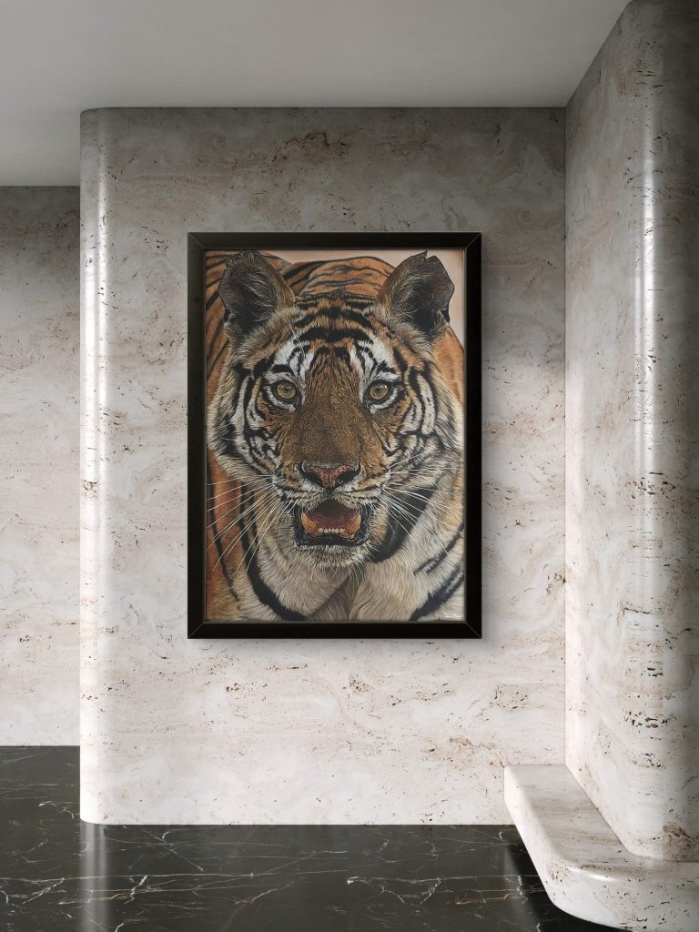 Mise en situation du tableau Face à Face - LE tigre  du Bengale, accroché dans un intérieur moderne – peinture d’Anne Marguet.