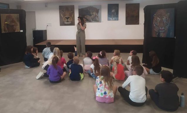  Anne Marguet accueille une classe de primaire lors d’une exposition artistique

