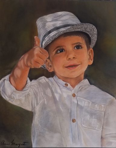Enfant souriant avec chapeau et pouce levé, portrait au pastel

