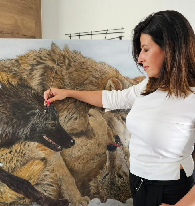 Femme montrant un loup sur une grande illustration de canidés.