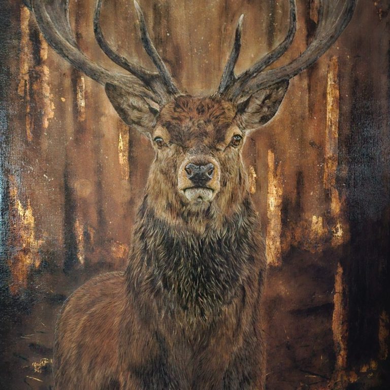 Cerf solitaire dans une forêt en feu, symbolisant la fragilité de la nature

