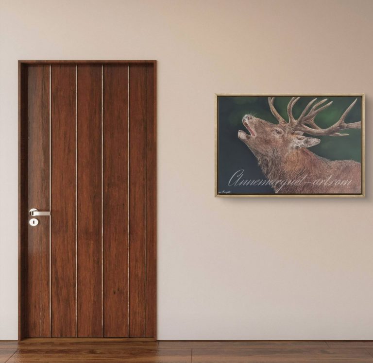 Gold Monkey accroché dans un intérieur moderne Mise en situation du tableau Gold Monkey, accroché dans un intérieur moderne – peinture d’Anne Marguet.
