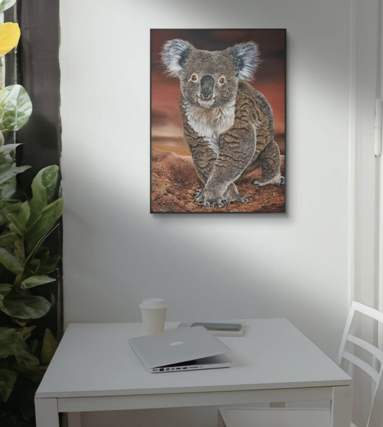 Mise en situation du tableau Koobor avec un koala, accroché dans un intérieur moderne – peinture d’Anne Marguet.