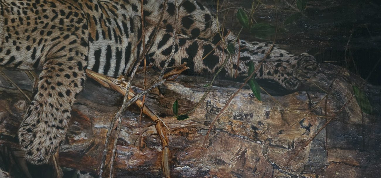 Gros plan détaillé d'un jaguar sur un tronc d'arbre, mettant en évidence les textures et motifs hyperréalistes de la fourrure et de l'écorce