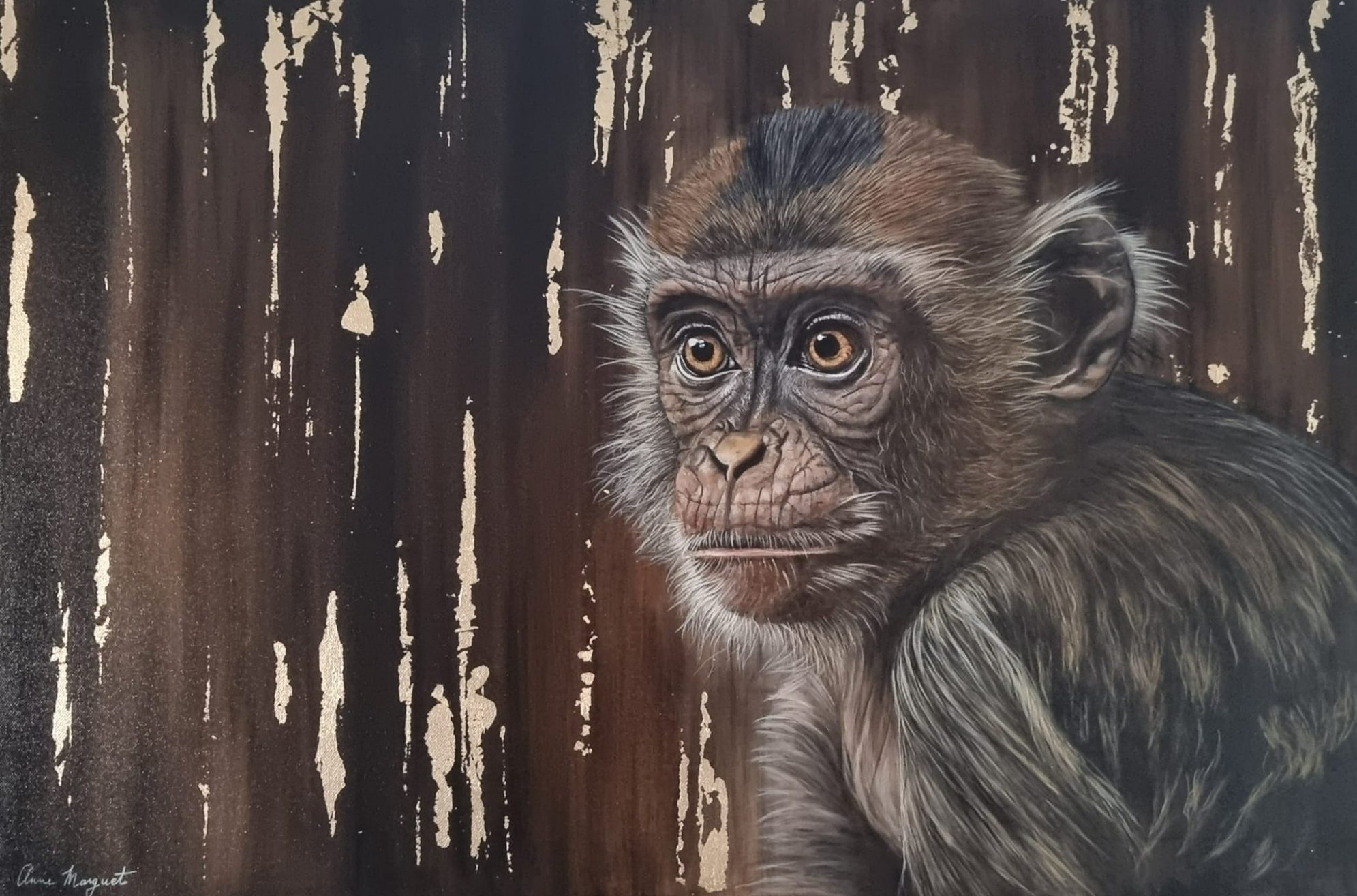 Gold Monkey – Portrait de singe doré par Anne Marguet Singe expressif peint à l’acrylique sur fond abstrait avec feuilles d’or – œuvre originale d’Anne Marguet