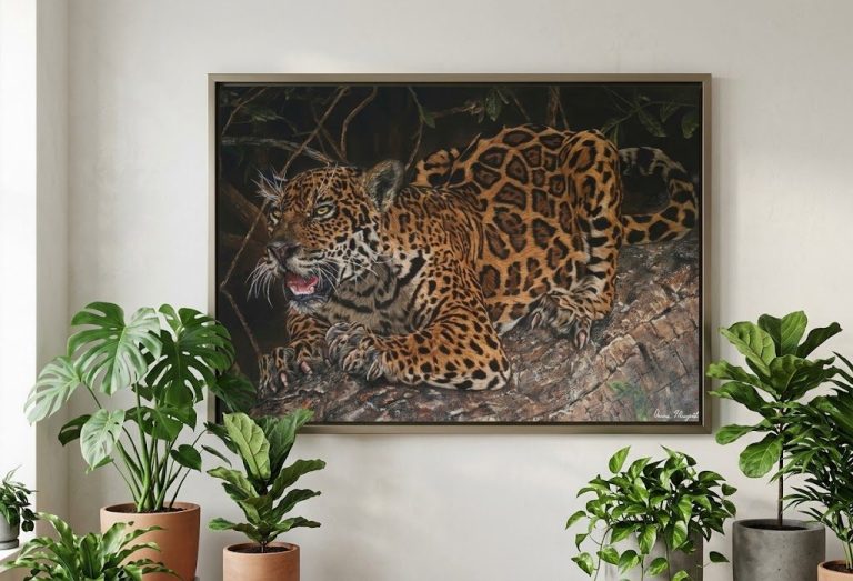 Tableau d'un jaguar aux détails réalistes encadré sur un mur moderne entouré de plantes d'intérieur.
