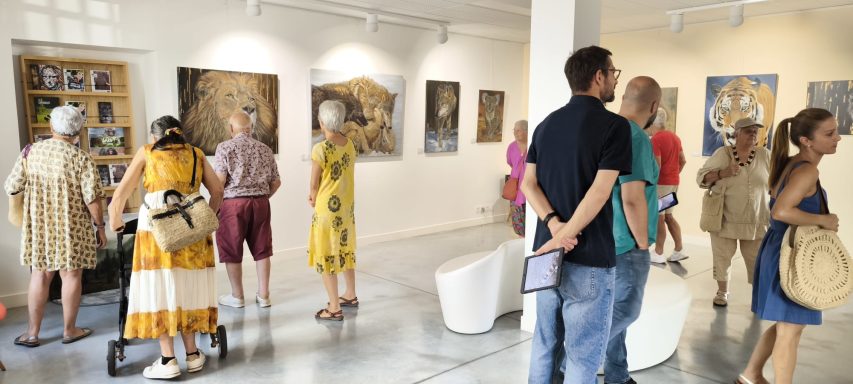 Vernissage de l’exposition d’Anne Marguet à la médiathèque Arthur Conte, visiteurs découvrant les tableaux animaliers