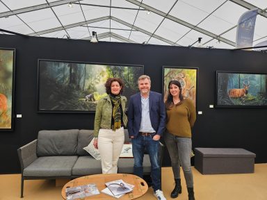 Anne Marguet aux côtés de Stephan Alsac lors du salon de la chasse et de la faune sauvage.