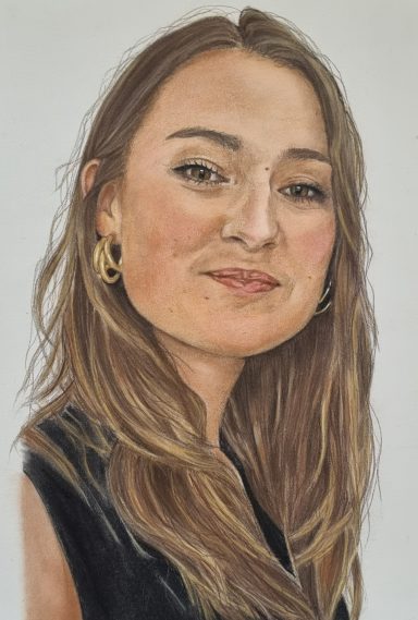 Femme brune aux cheveux longs, portant des boucles d’oreilles dorées, réalisée au pastel