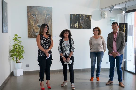 nne Marguet lors du vernissage à la Maison des Arts du Barcarès en présence d’élus locaux