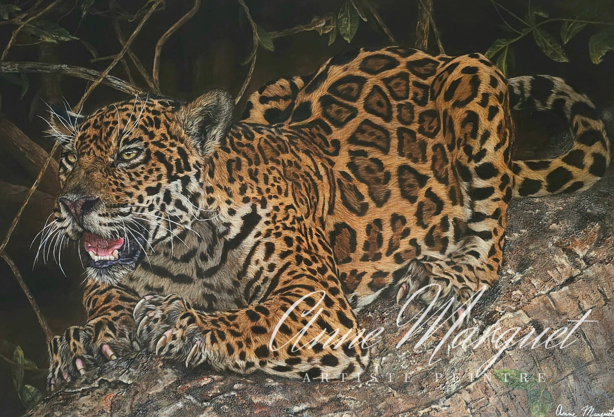 Balam, le Jaguar : peinture à l’acrylique d’un jaguar allongé sur un tronc dans la jungle, par Anne Marguet, artiste peintre