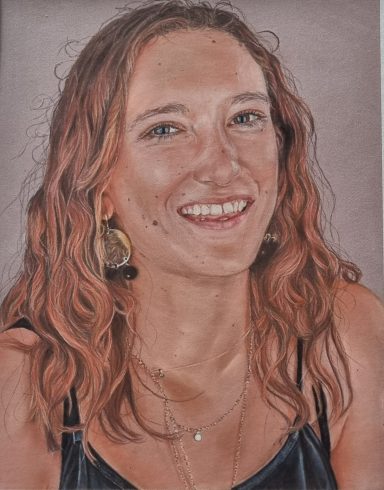 Femme rousse au sourire franc et bijoux dorés, pastel