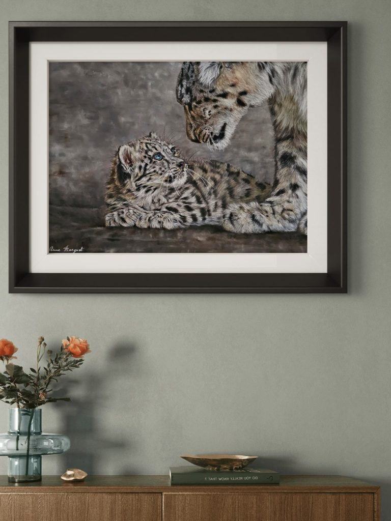 Tableau " Calme souverain" accroché dans un intérieur moderne Mise en situation du tableau "Calme Souverain" avec un lion, accroché dans un intérieur moderne – peinture d’Anne Marguet.
