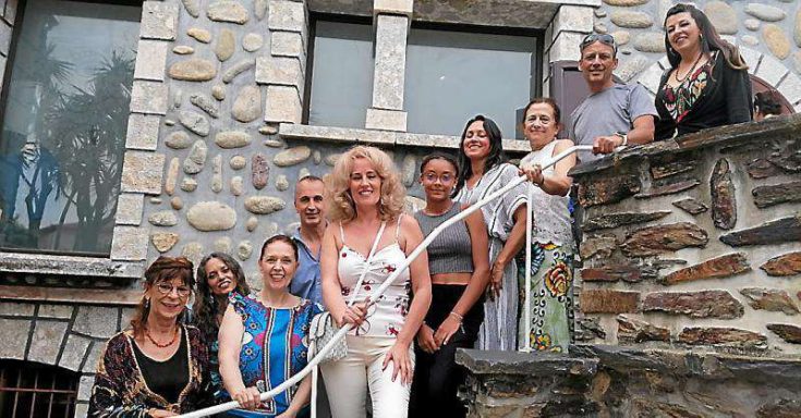 Deuxième vue du groupe d’artistes lors de l’exposition Symbiose à la Casa Carrère, dans une ambiance conviviale