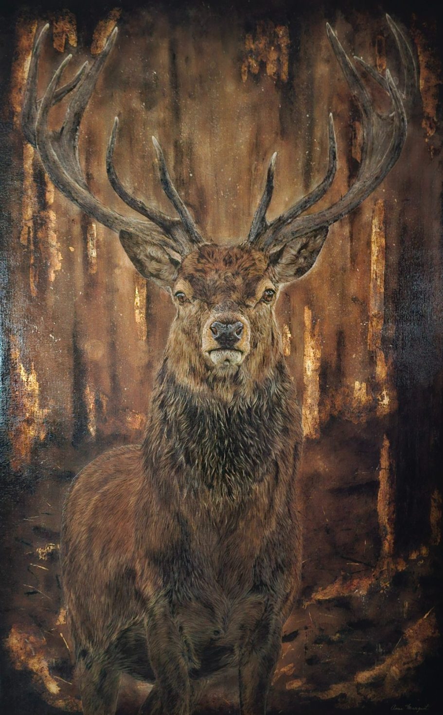 Cerf majestueux avec de grands bois, se tenant dans une forêt en feu.