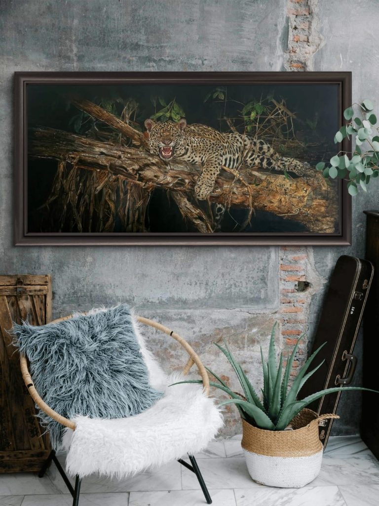 Tableau Nuit Amazonienne accroché dans un intérieur moderne Mise en situation du tableau Nuit Amazonienne avec un jaguar, accroché dans un intérieur moderne – peinture d’Anne Marguet.