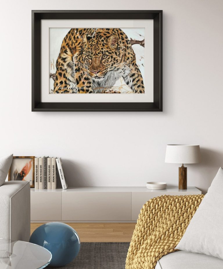 Tableau " A L'Affût" accroché dans un intérieur moderne Mise en situation du tableau "A L'Affût" avec un léopard de l'Amour, accroché dans un intérieur moderne – peinture d’Anne Marguet.