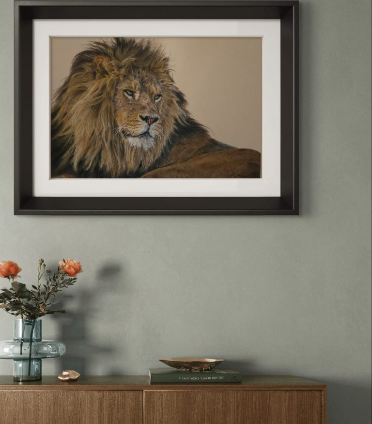 Mise en situation du tableau "Calme Souverain" avec un lion, accroché dans un intérieur moderne – peinture d’Anne Marguet.